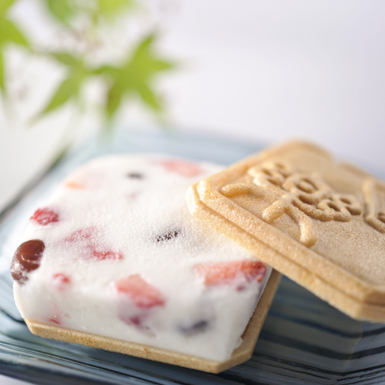 手作りあいす最中 楽々 いちごあずき 冷凍 3個入 6個入 サービス箱入り 冷凍便の為 他の商品と同梱できません 季節の大福と和菓子 香川県 夢菓房たから